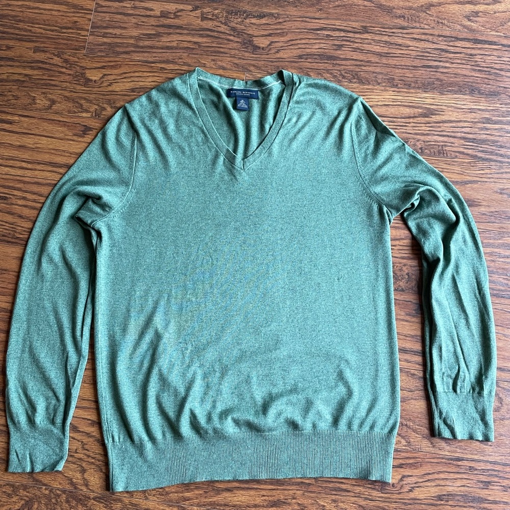 Men’s Banana Republic V-neck sweater. Green. Size Medium. Silk/cotton/cashmere